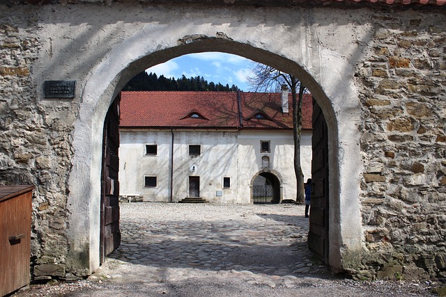 https://pixabay.com/pl/photos/czerwony-klasztor-pieniny-s%C5%82owacja-1463276/