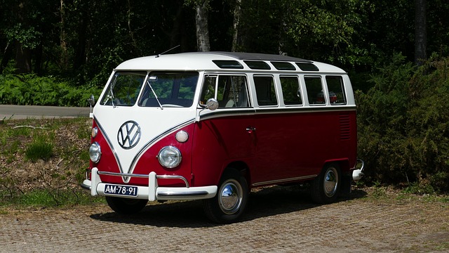 https://pixabay.com/pl/photos/vw-bus-autobus-vintage-hippie-2411671/