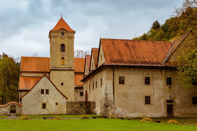 https://pixabay.com/pl/photos/czerwony-klasztor-s%C5%82owacja-zabytki-3554657/