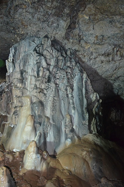 https://pixabay.com/pl/photos/jaskinia-kamie%C5%84-g%C3%B3ry-pod-ziemi%C4%85-5213317/