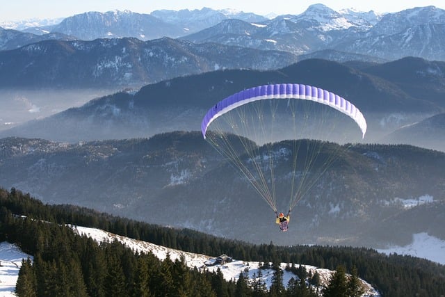 https://pixabay.com/pl/photos/paralotnia-paragliding-alpy-mg%C5%82a-8074916/