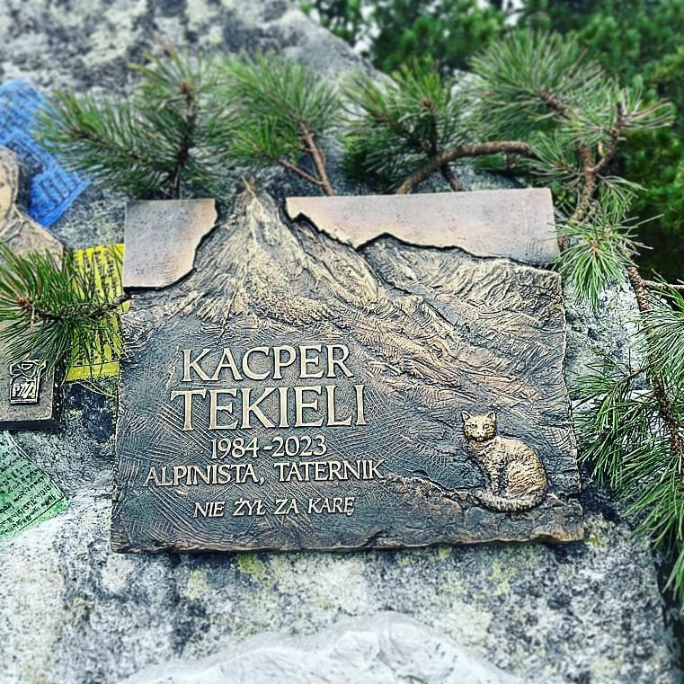 Tablica upamiętniająca Kacpra Tekielego na cmentarzu pod Osterwą; fot. Justyna Kowalczyk-Tekieli