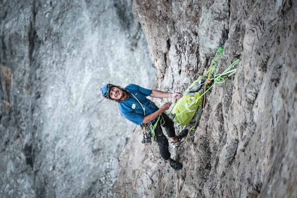 Simon Gietl w trakcie samotnej wspinaczki na Mittlerer Zwölfer / Croda Antonio Berti; fot. Daniel Hug