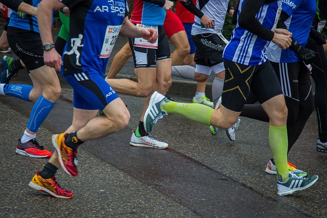 https://pixabay.com/pl/photos/konkurencji-bieganie-sporty-pasowa%C4%87-3913558/