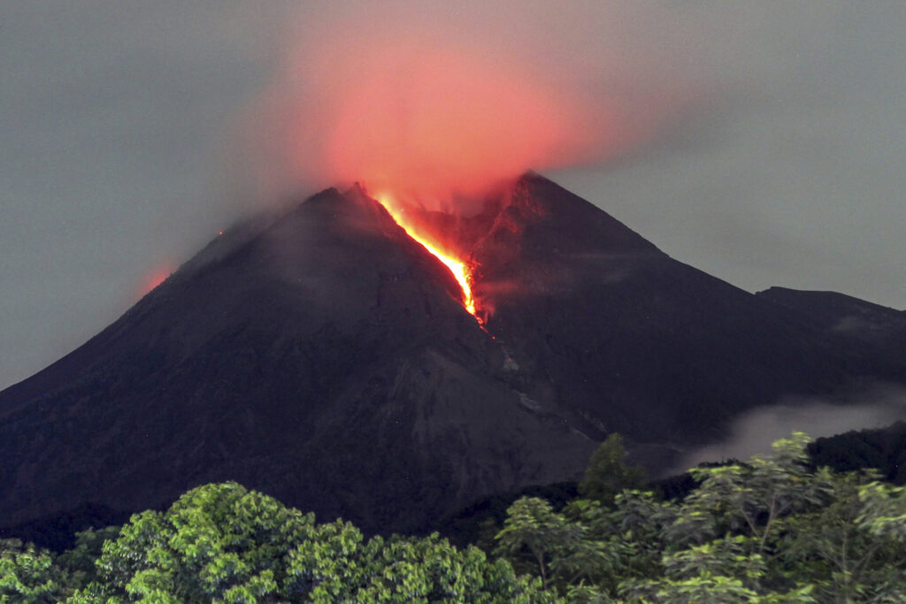 Erupcja wulkanu Mount Merapi na zachodniej Sumatrze; fot. AP Photo / Slamet Riyadi