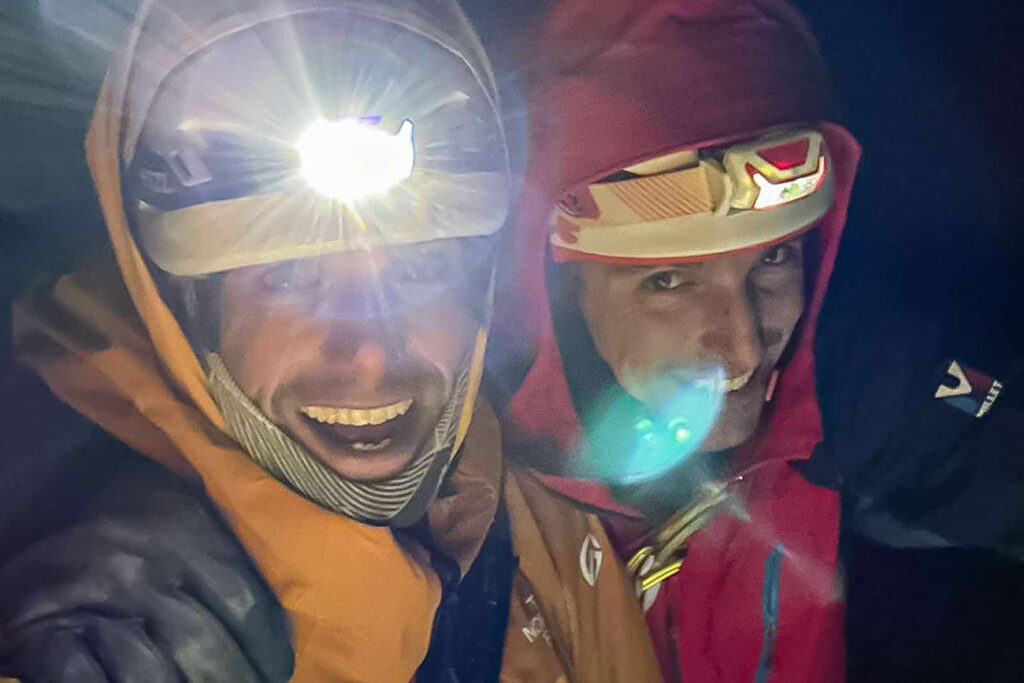 Benjamin Védrines i Léo Billon uradowani na szczycie Grandes Jorases po skompletowaniu niezwykle wymagającej alpejskiej łańcuchówki; fot. arch. Benjamin Védrines