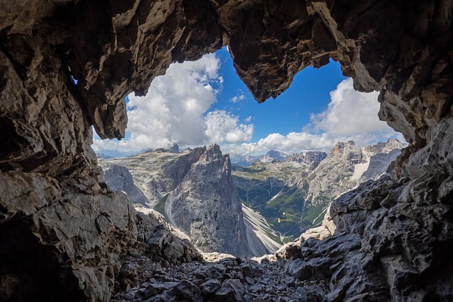 https://pixabay.com/pl/photos/dolomity-jaskinia-otwarcie-pogl%C4%85d-5764465/